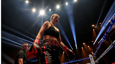 female boxer flashes the crowd|Kingpyn Boxing video: Daniella Hemsley flashes fans。